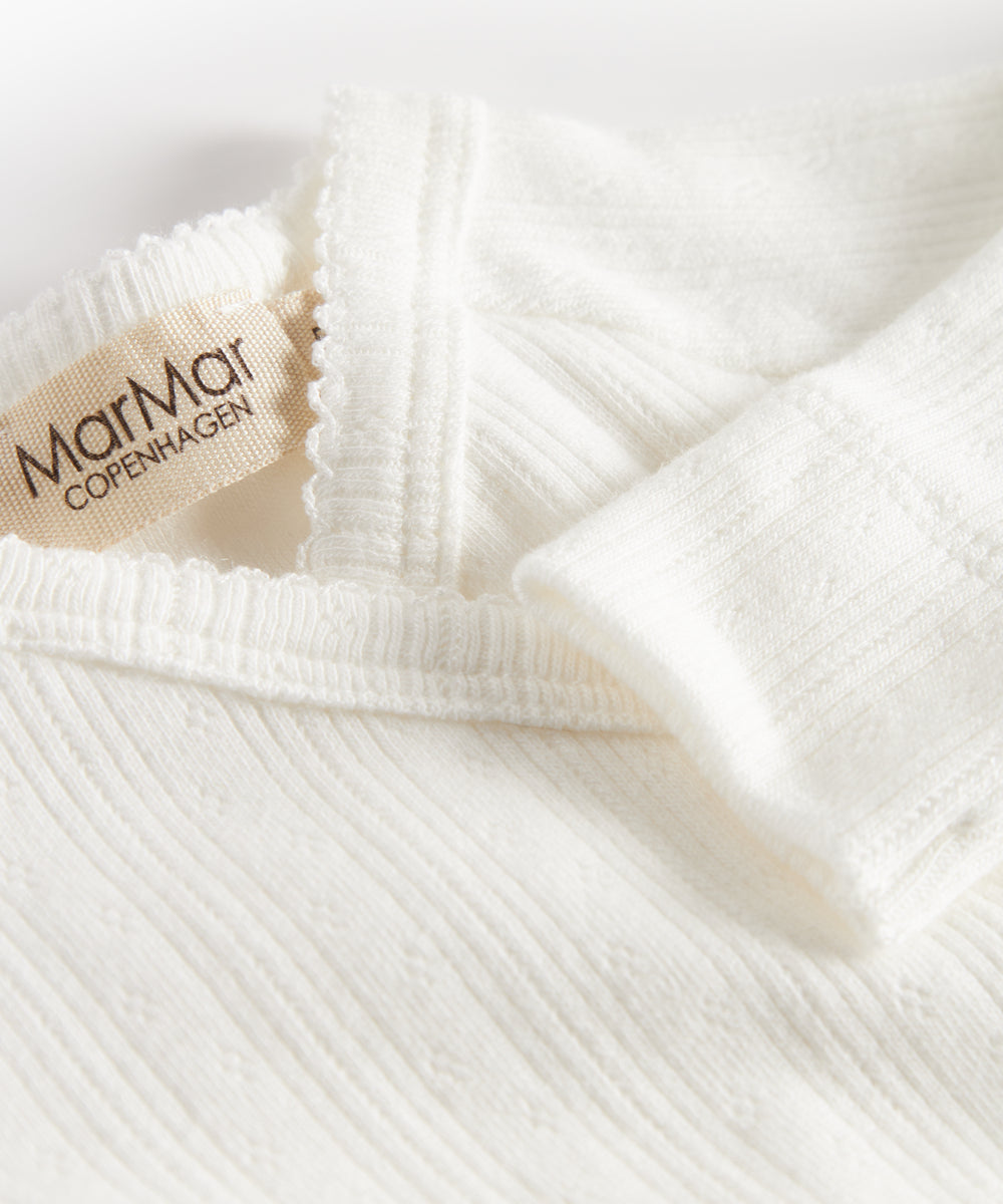 Hvid pointelle slå-om body til baby med lange ærmer