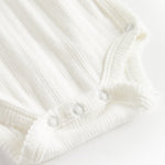 Hvid pointelle slå-om body til baby med lange ærmer