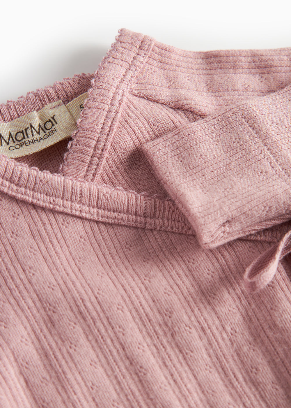 Rosa pointelle slå-om body til baby med lange ærmer og bindebånd