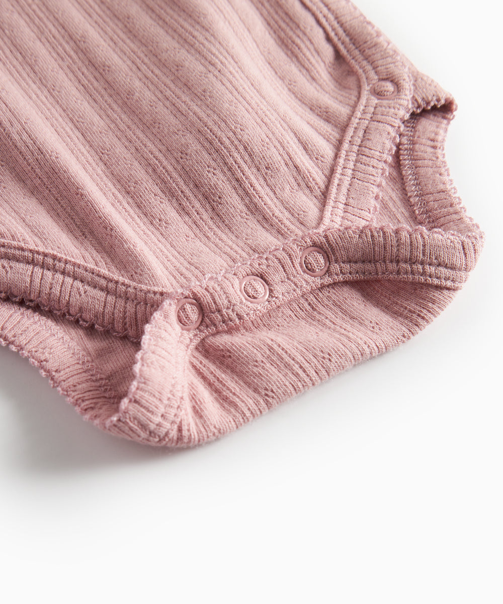 Rosa pointelle slå-om body til baby med lange ærmer og bindebånd