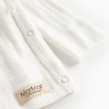 Hvid pointelle slå-om bluse til baby med lange ærmer