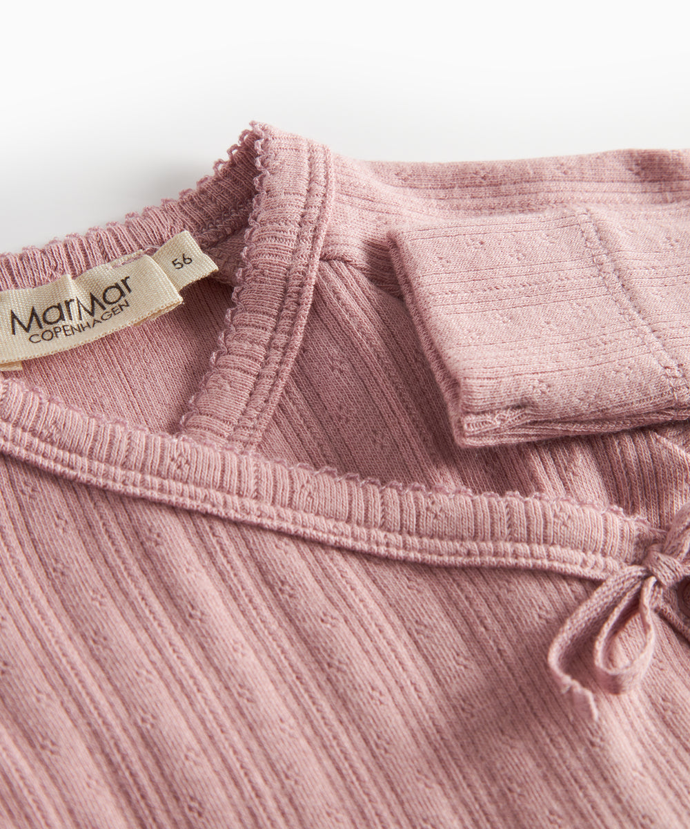 Rosa pointelle slå-om bluse til baby med lange ærmer og bindebånd