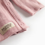 Rosa pointelle slå-om bluse til baby med lange ærmer og bindebånd