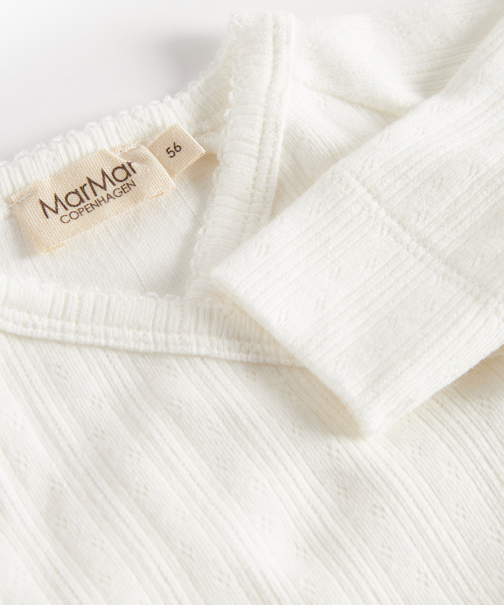 Hvid pointelle heldragt til baby med fødder og slå-om lukning