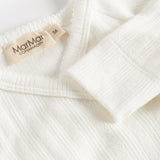 Hvid pointelle heldragt til baby med fødder og slå-om lukning