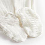 Hvid pointelle heldragt til baby med fødder og slå-om lukning