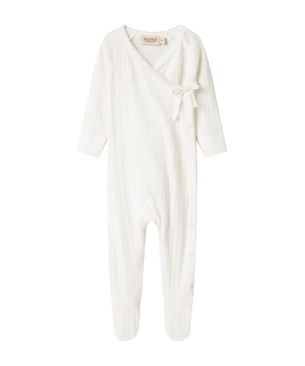 Hvid pointelle heldragt til baby med fødder og slå-om lukning