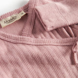 Rosa pointelle heldragt til baby med fødder og slå-om lukning