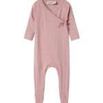 Rosa pointelle heldragt til baby med fødder og slå-om lukning