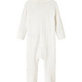 Hvid pointelle heldragt til baby med slå-om lukning og lange ærmer