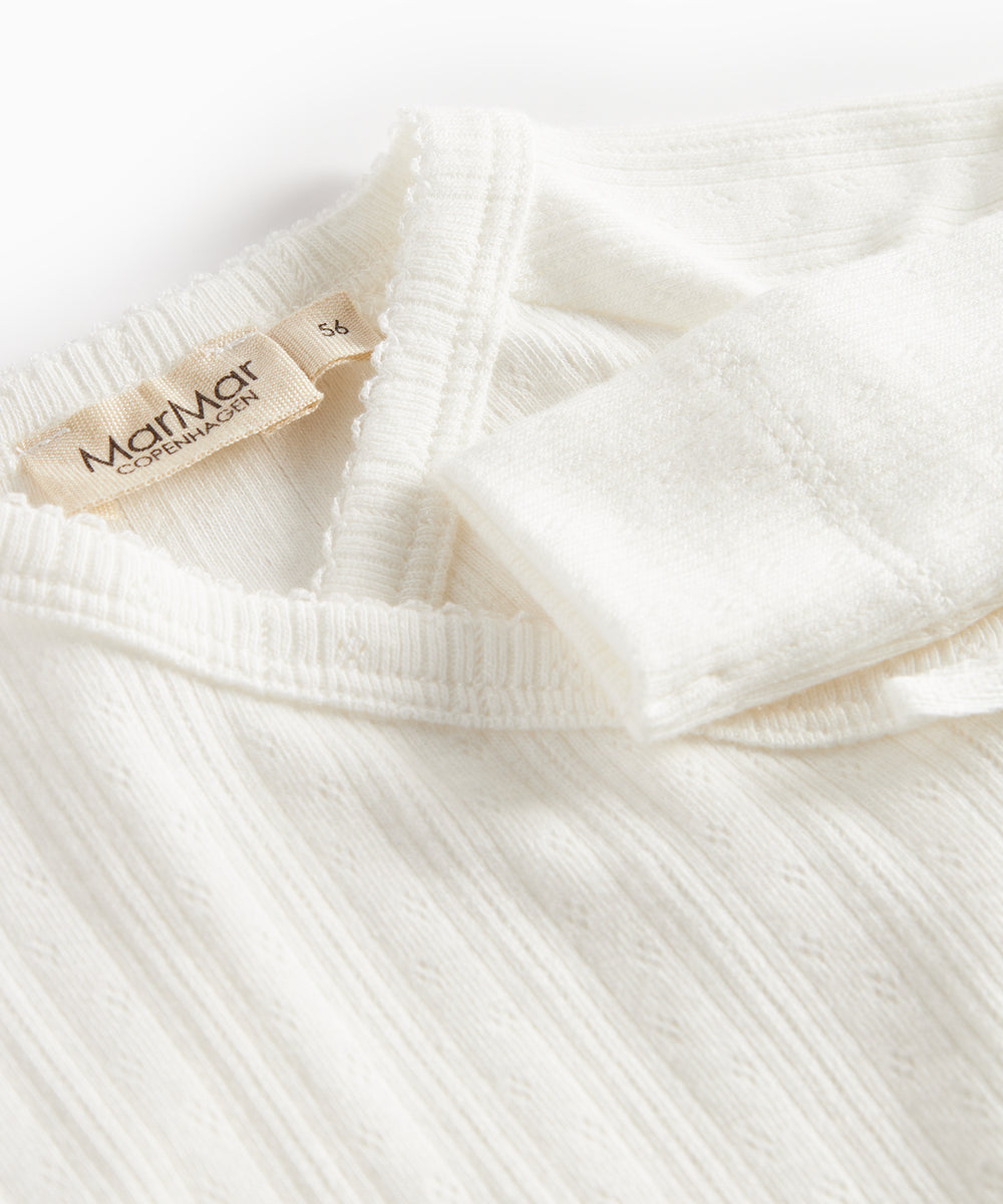 Hvid pointelle heldragt til baby med slå-om lukning og lange ærmer