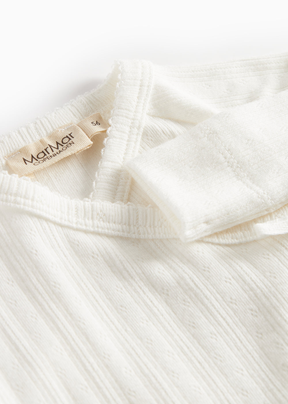 Hvid pointelle heldragt til baby med slå-om lukning og lange ærmer