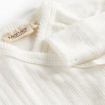 Hvid pointelle heldragt til baby med slå-om lukning og lange ærmer