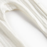 Hvid pointelle heldragt til baby med slå-om lukning og lange ærmer