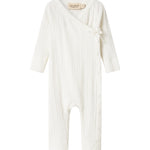 Hvid pointelle heldragt til baby med slå-om lukning og lange ærmer