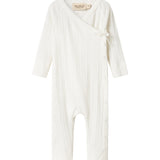 Hvid pointelle heldragt til baby med slå-om lukning og lange ærmer