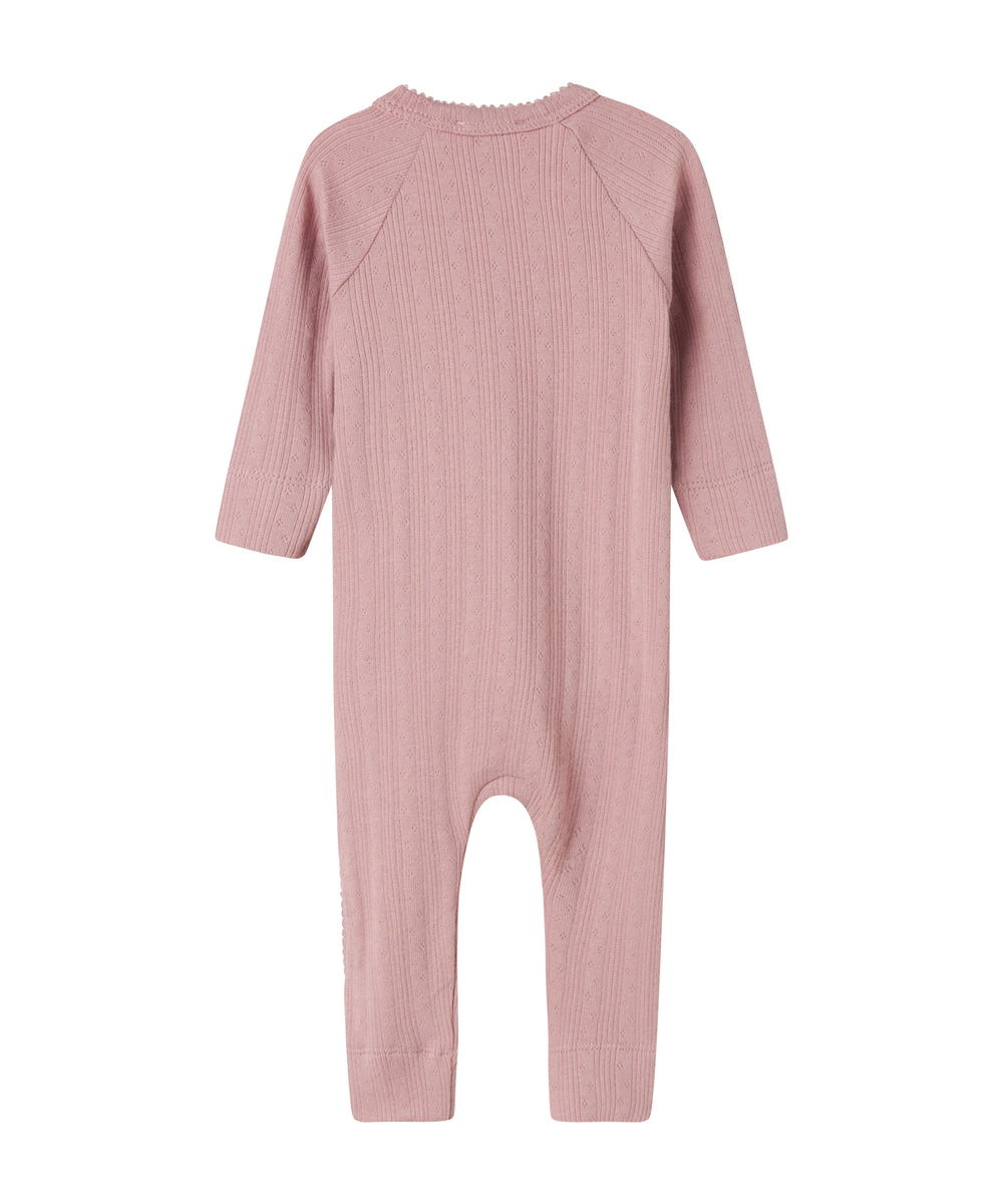 Rosa pointelle heldragt til baby med lange ærmer og slå-om lukning