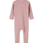 Rosa pointelle heldragt til baby med lange ærmer og slå-om lukning