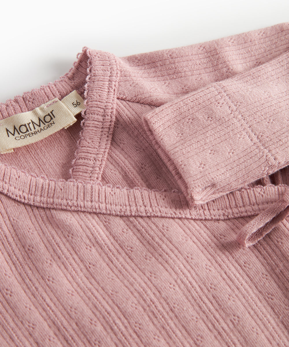 Rosa pointelle heldragt til baby med lange ærmer og slå-om lukning