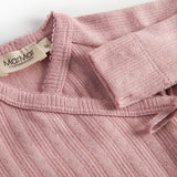 Rosa pointelle heldragt til baby med lange ærmer og slå-om lukning