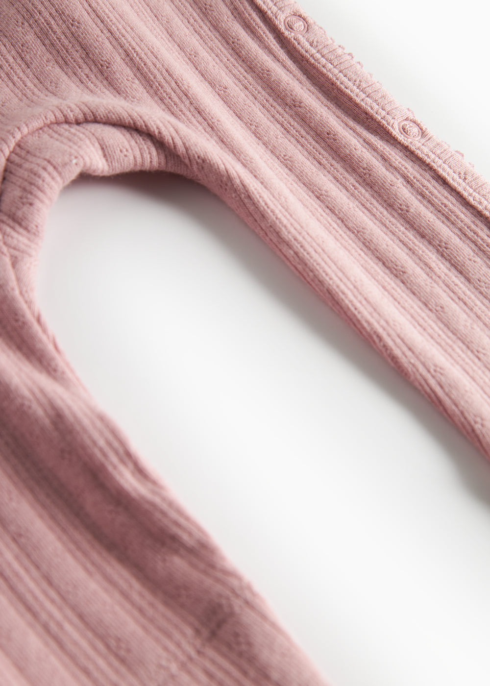 Rosa pointelle heldragt til baby med lange ærmer og slå-om lukning