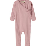 Rosa pointelle heldragt til baby med lange ærmer og slå-om lukning