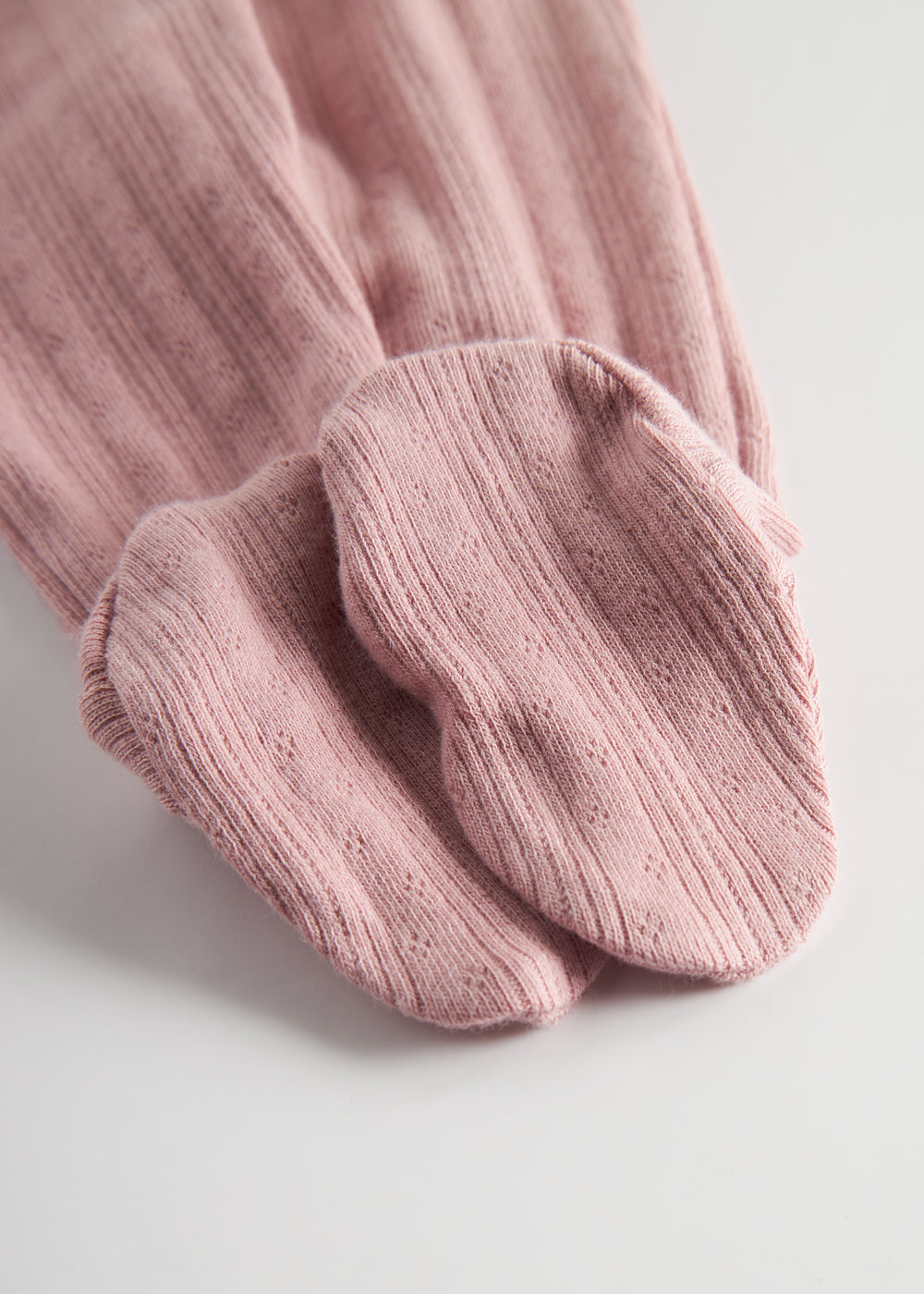 Rosa pointelle bukser til baby med fødder