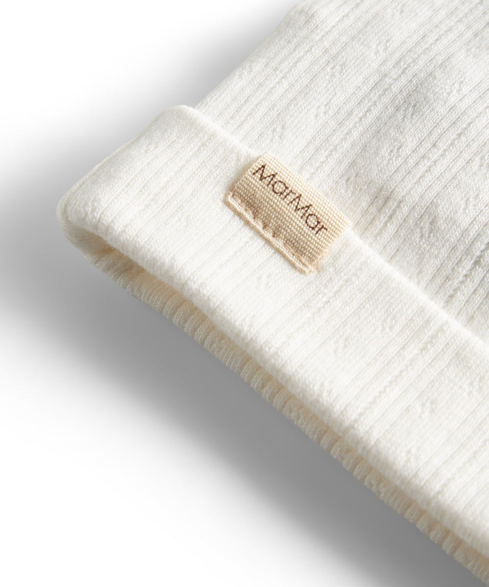 Hvid pointelle hue til baby