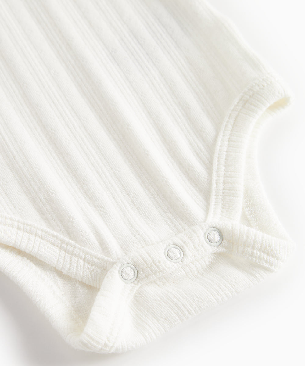 Hvid pointelle body til børn med lange ærmer