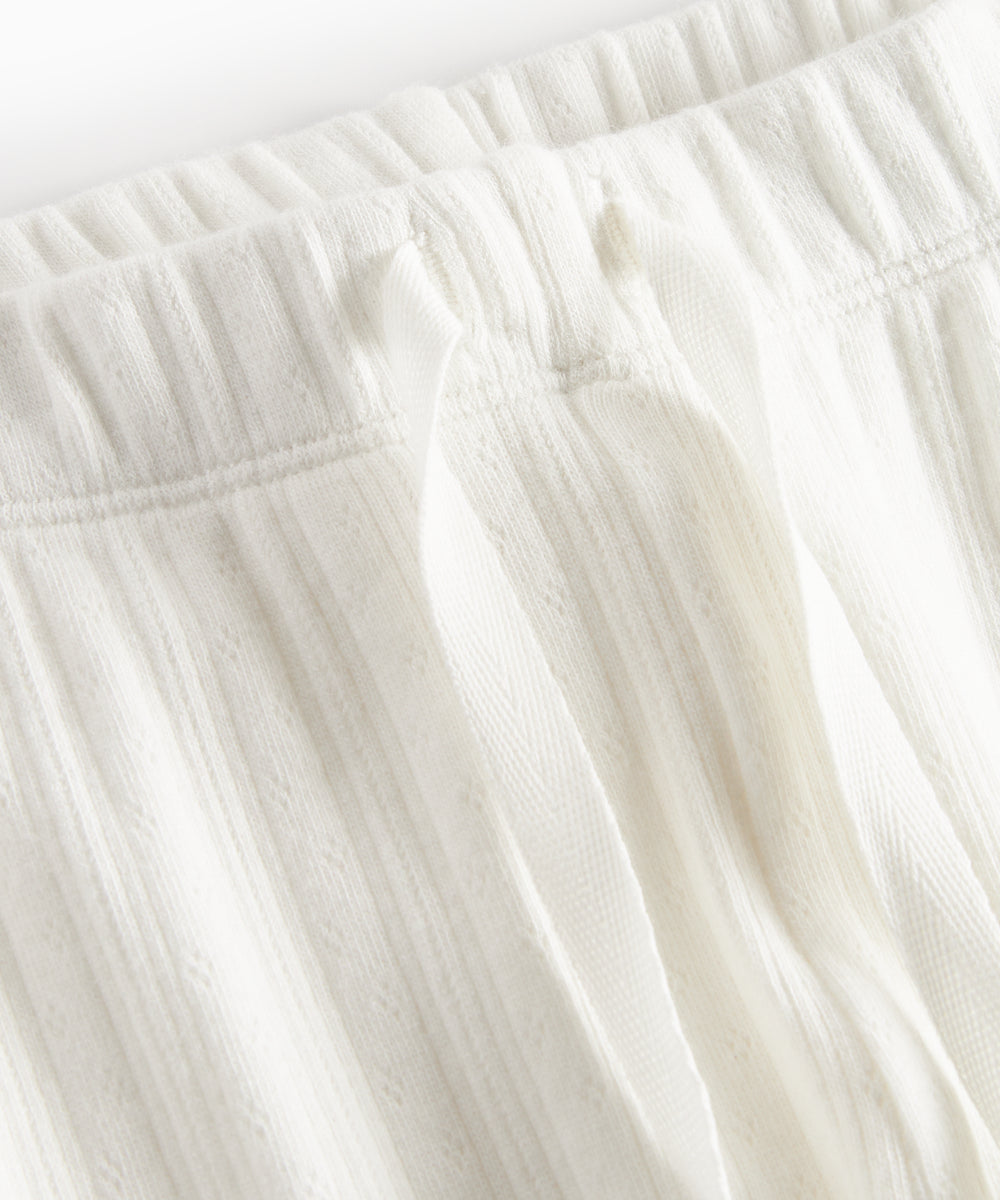 Hvide pointelle bukser til børn med bindebånd og ribkanter