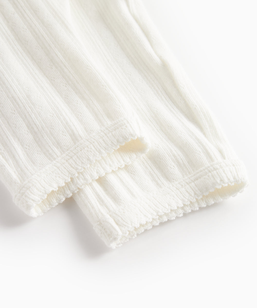 Hvide pointelle bukser til børn med bindebånd og ribkanter