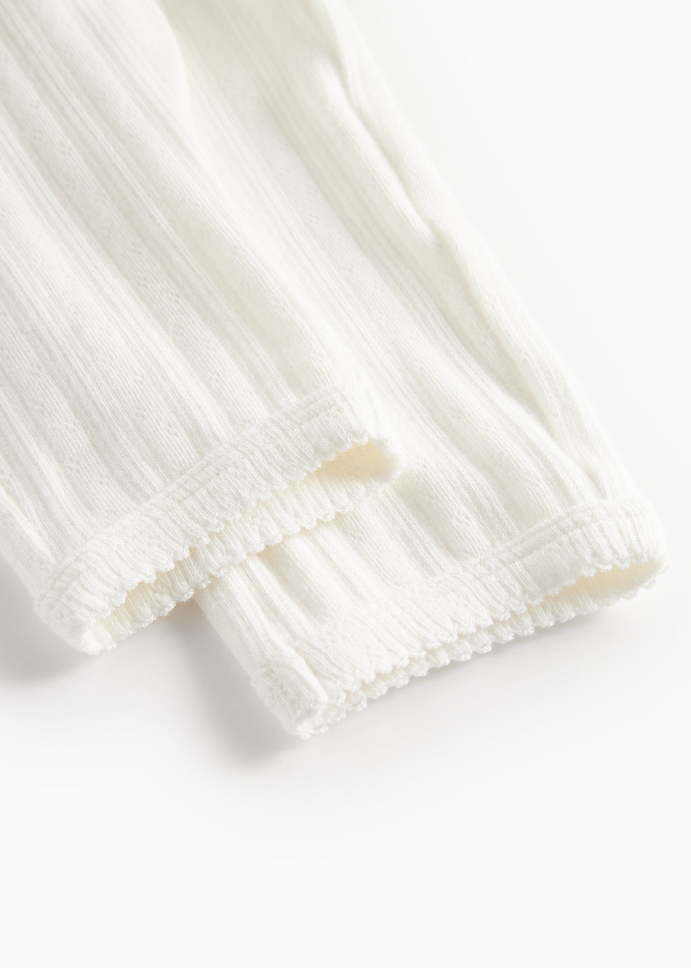 Hvide pointelle bukser til børn med bindebånd og ribkanter