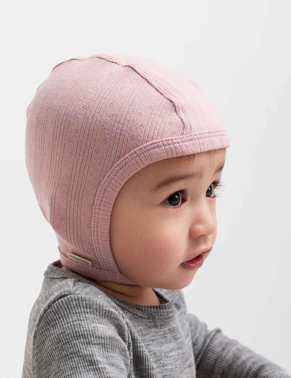 Børn iført rosa pointelle hjelm