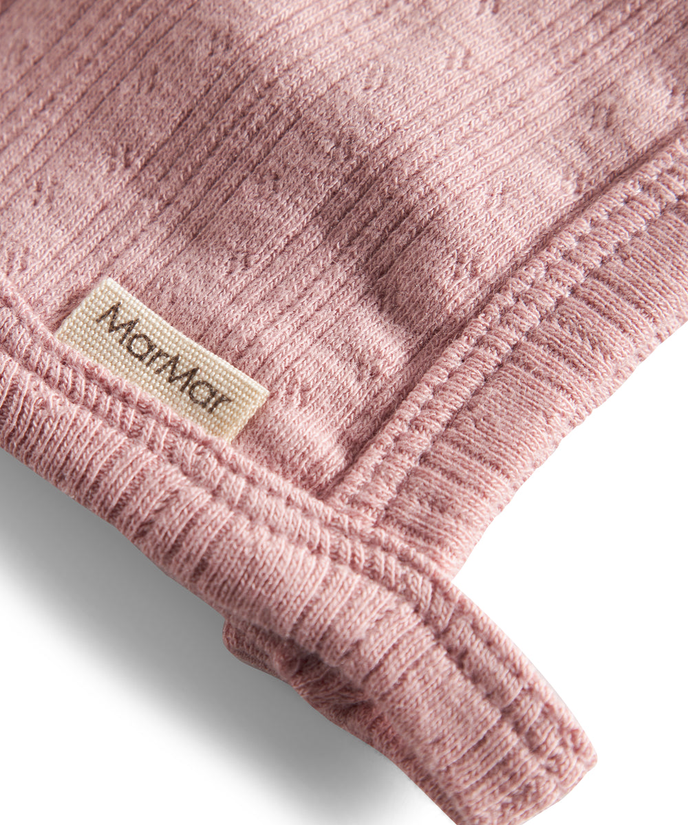 Rosa pointelle hjelm til baby