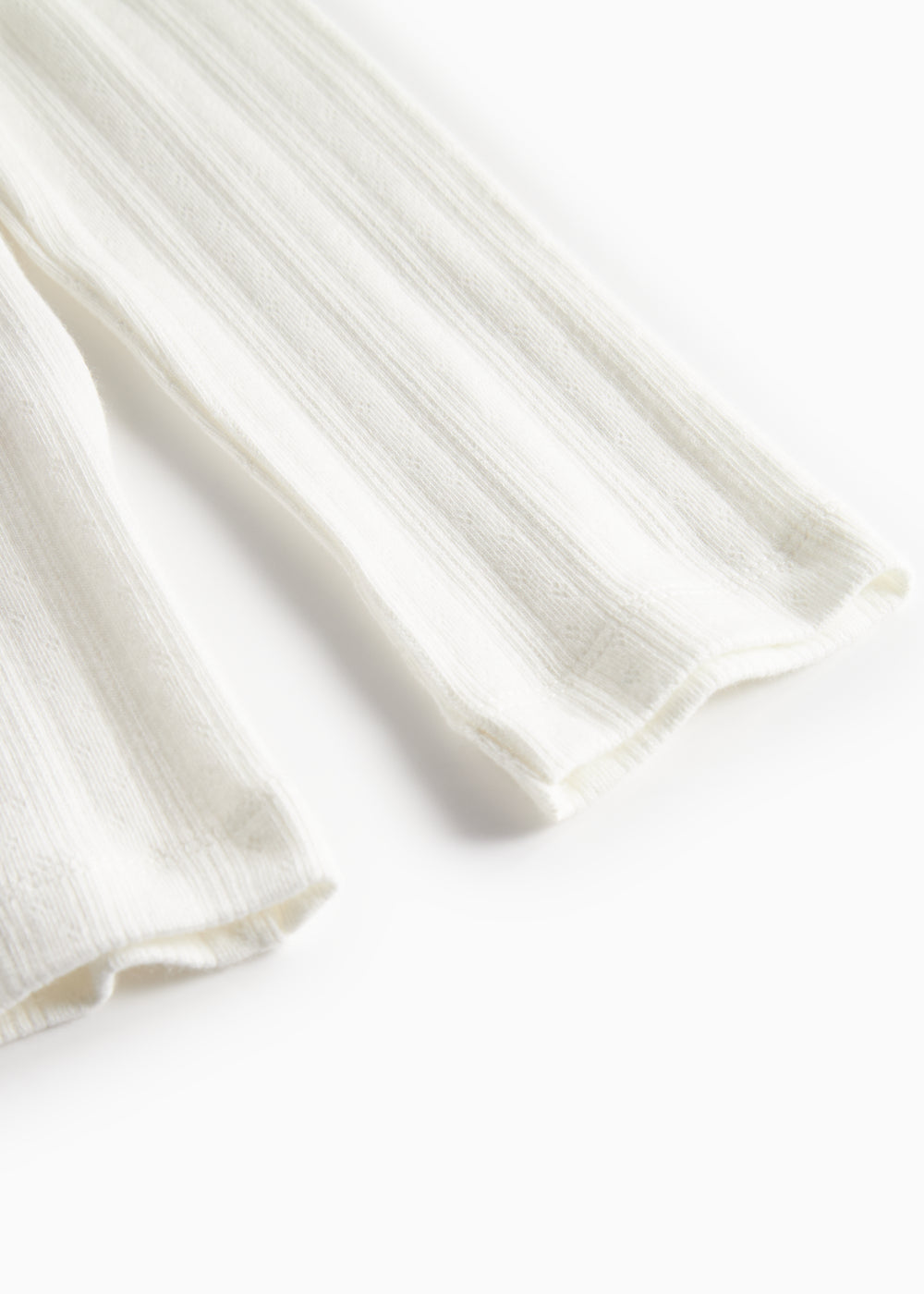 Hvid pointelle bluse til dame med lange ærmer