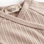 Beige pointelle slå-om bluse med lange ærmer til baby