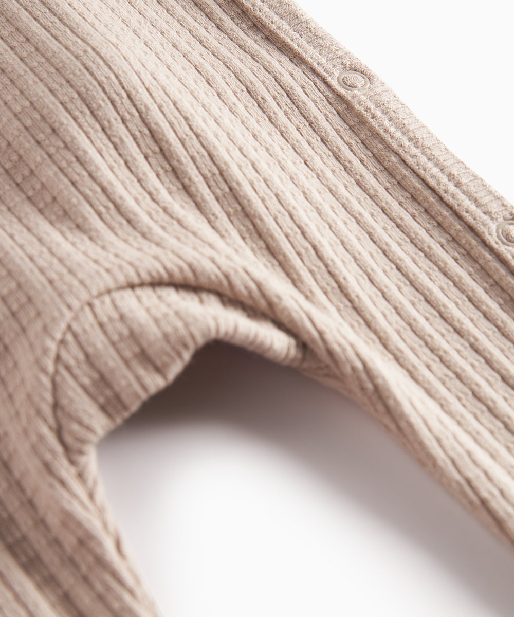 Beige pointelle heldragt med lange ærmer til baby