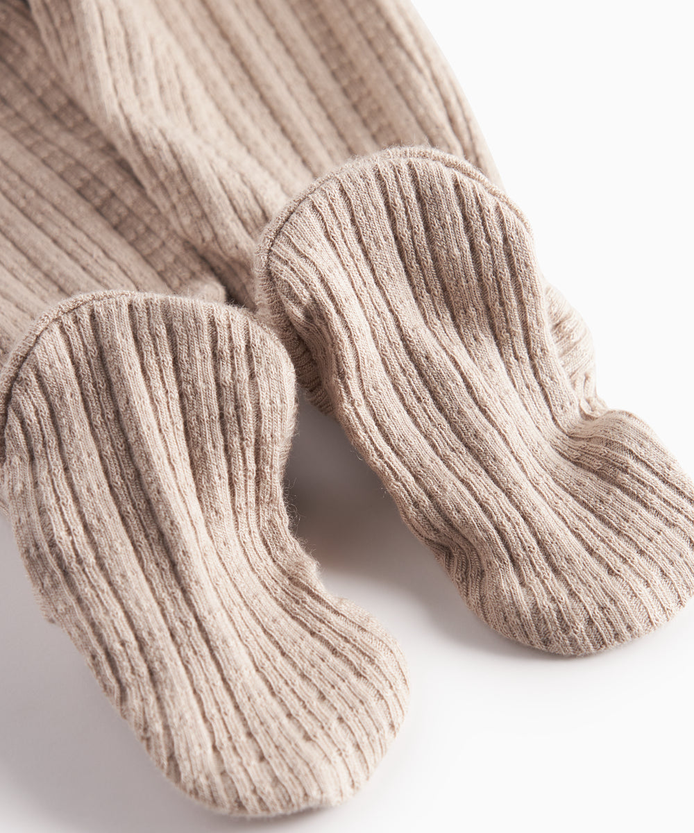 Beige pointelle bukser med fødder til baby