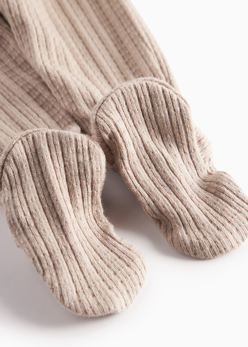 Beige pointelle bukser med fødder til baby