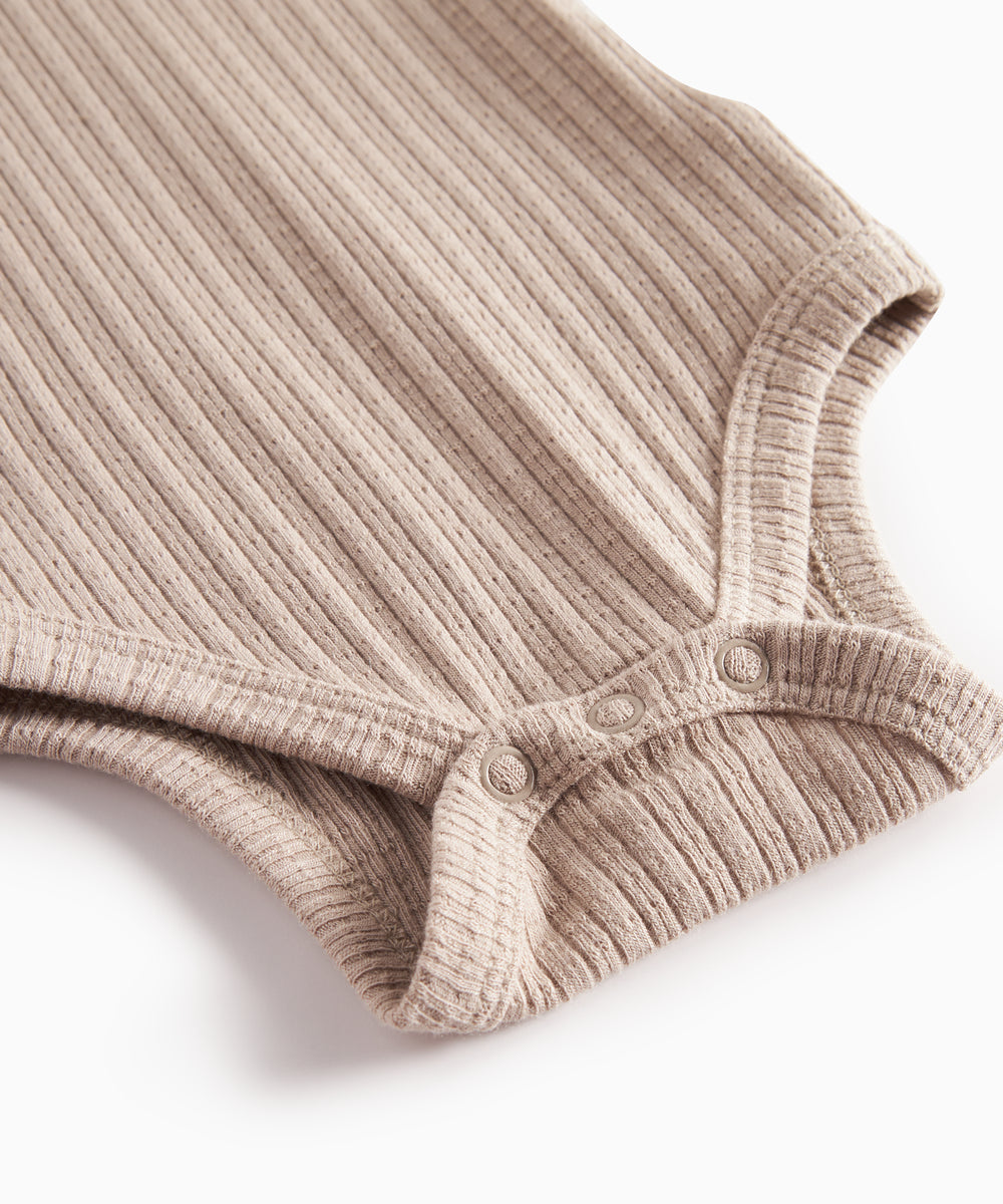 Beige pointelle body med lange ærmer til baby