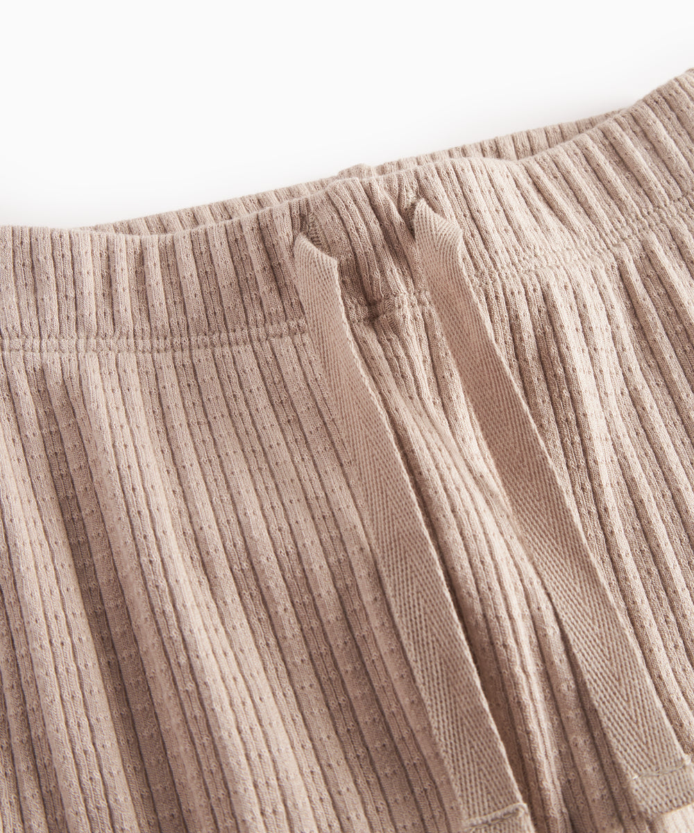 Beige pointelle babybukser med snøre og elastik i taljen