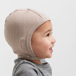 Børn iført beige ribstrikket elefanthue og grå bluse