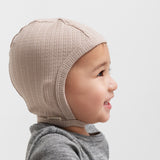 Børn iført beige ribstrikket elefanthue og grå bluse