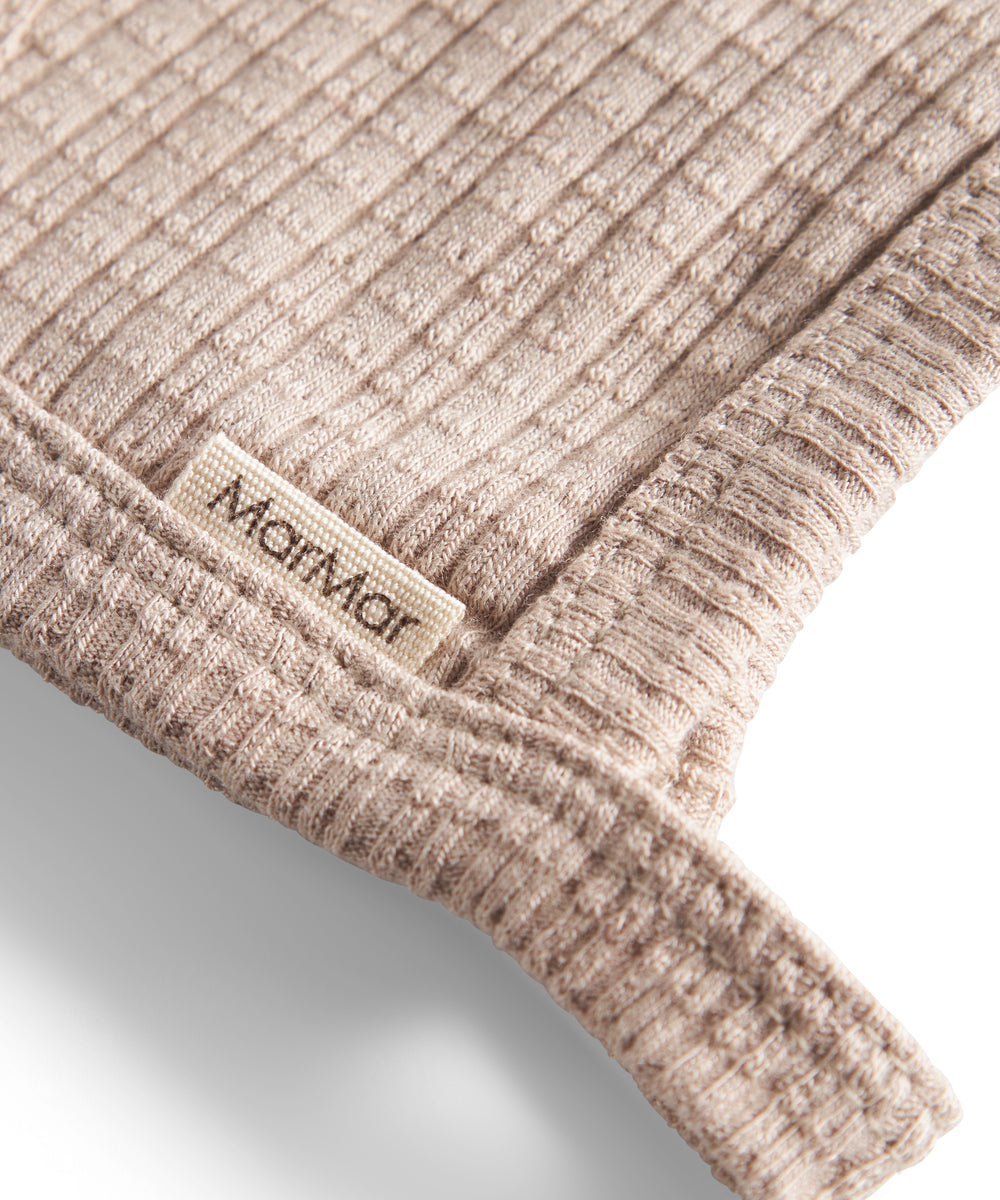 Beige ribstrikket elefanthue til børn