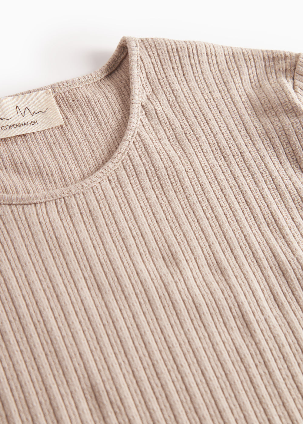 Beige ribstrikket t-shirt til dame med lange ærmer