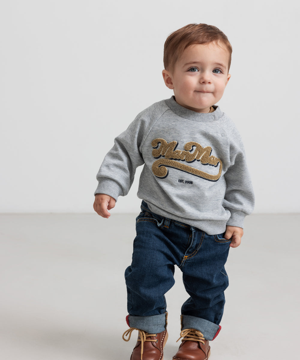 Børn iført grå sweatshirt med guld broderi