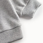 Nærbillede af ærmekant på grå sweatshirt til børn