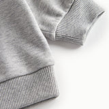 Nærbillede af ærmekant på grå sweatshirt til børn