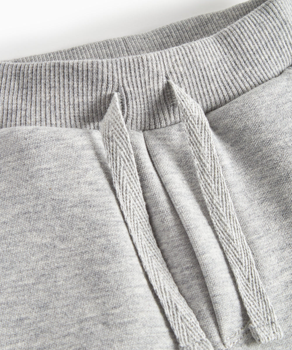 Detalje af snøre i talje på grå joggingbukser til børn