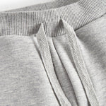 Detalje af snøre i talje på grå joggingbukser til børn